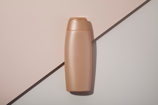 Bouteille en plastique vue de dessus sur fond neutre