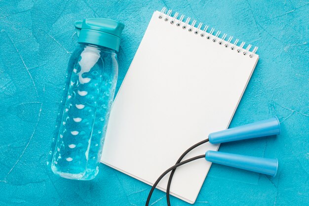 Bouteille de remise en forme vue de dessus et bloc-notes de l'espace de copie