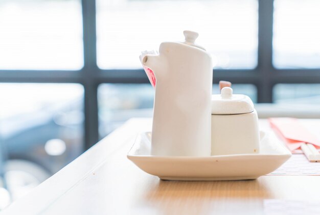 Bouteille de sauce sur table en restaurant