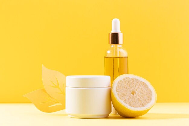Bouteille de sérum avec fond jaune