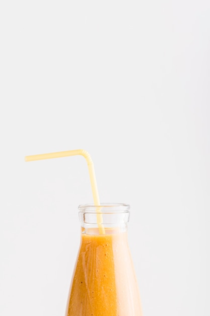 Photo gratuite bouteille de smoothie vue de face avec paille