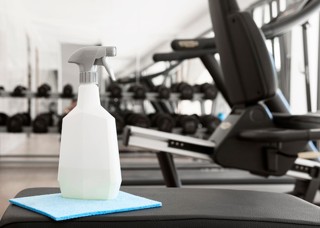 Bouteille de solution de nettoyage sur banc de gym