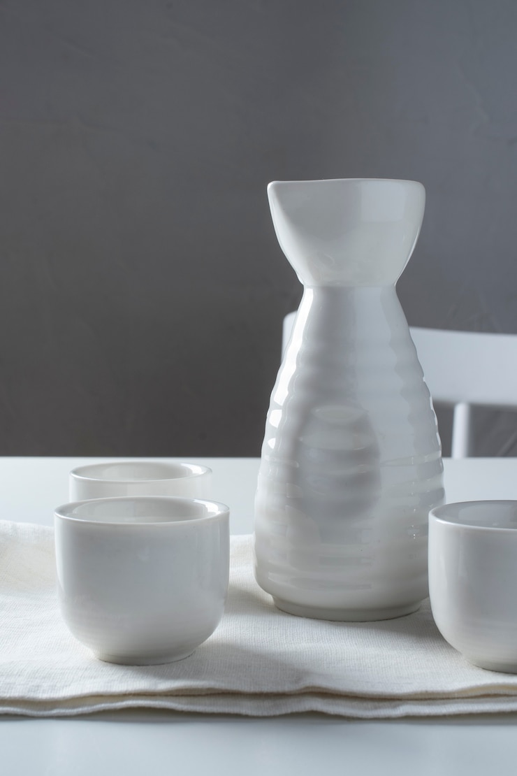 Photo gratuit bouteille et tasses japonaises mignonnes sur la table