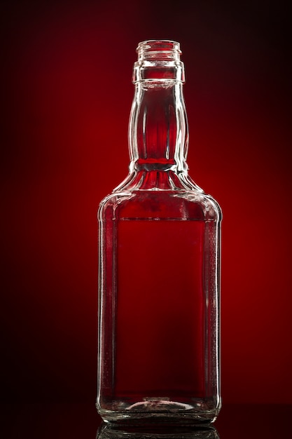 Photo gratuite bouteille en verre incolore vide
