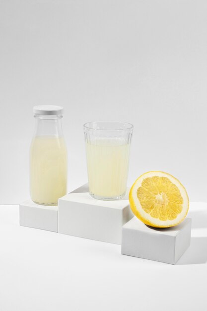 Bouteille et verre de jus de citron délicieux