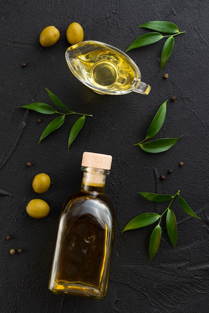 Bouteille et verre remplis d'huile d'olive