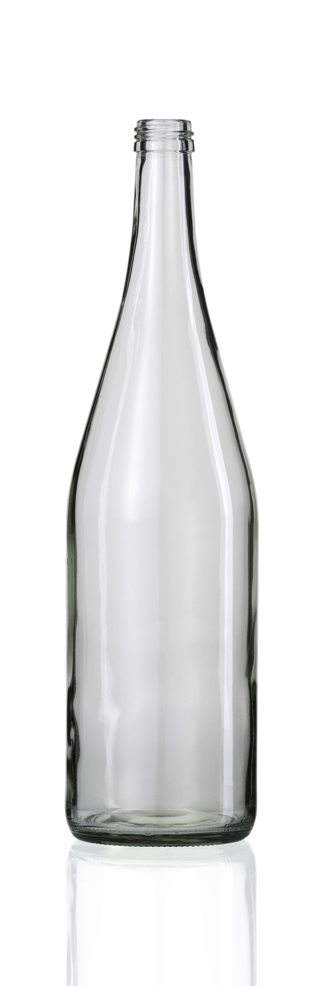Photo gratuit bouteille en verre vide avec une réflexion ci-dessous sur un fond blanc