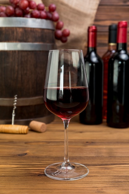 Bouteille et verre de vin rouge