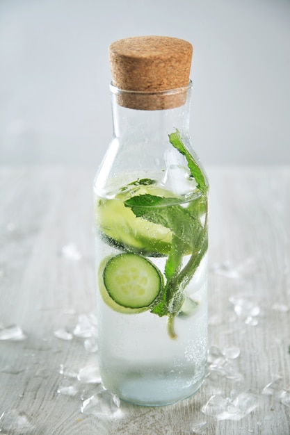 Bouteille en verre vintage remplie de limonade fraîche de concombre menthe citron vert comme du mojito sans alcool