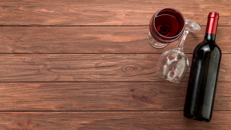 Photo gratuit bouteille de vin sur fond de bois