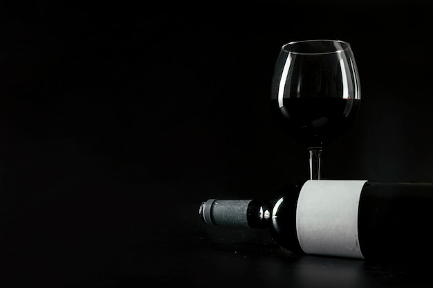 Bouteille de vin près de verre