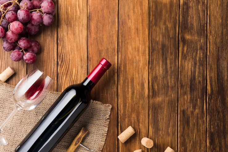 Photo gratuit bouteille de vin rouge et raisins