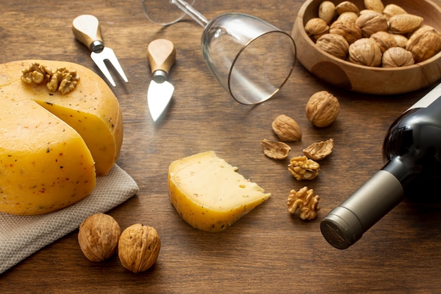 Photo gratuite bouteille de vin avec verre et fromage