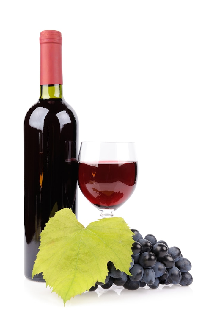 Photo gratuit bouteille de vin, verre et raisins isolés sur blanc