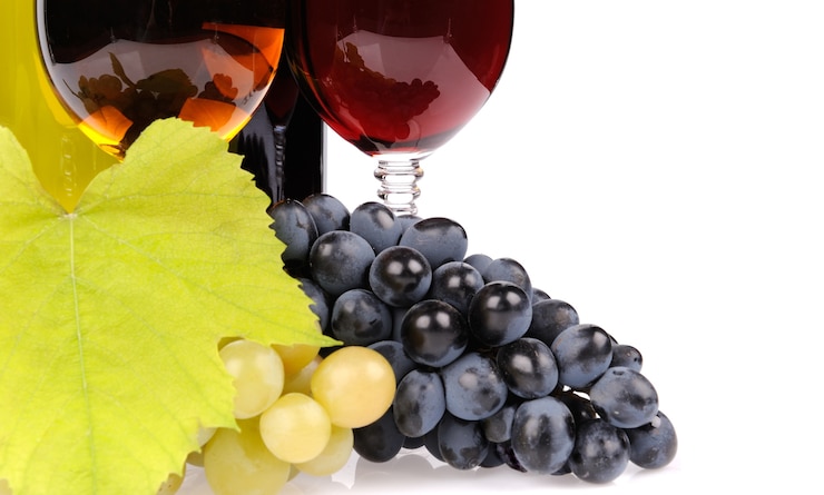 Photo gratuit bouteille de vin, verre et raisins isolés sur blanc