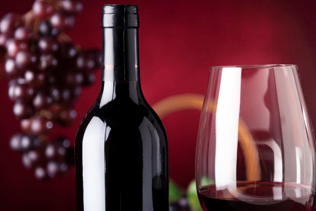 Photo gratuite bouteille de vin avec verre