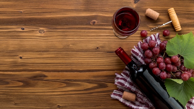 Bouteille de vin vue de dessus avec verre sur fond en bois