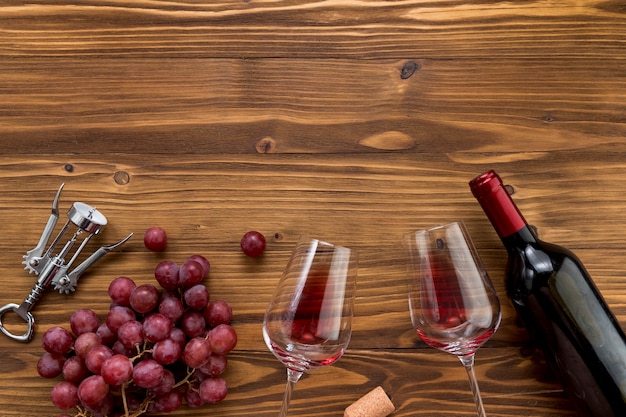 Bouteille de vin vue de dessus avec verre sur fond en bois
