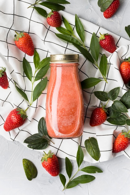 Bouteille vue de dessus avec smoothie aux fraises