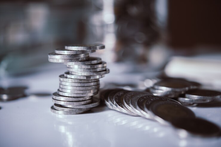 Photo gratuit bouteilles d&#39;argent avec des pièces de monnaie dans le concept d&#39;économie d&#39;argent