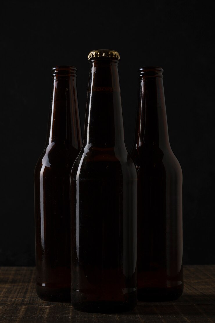Photo gratuit bouteilles de bière de couleur foncée vue de face