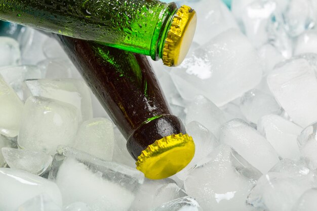 Bouteilles de bière froide et fraîche avec de la glace