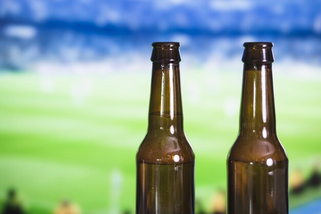 Photo gratuite bouteilles de bière et match de football
