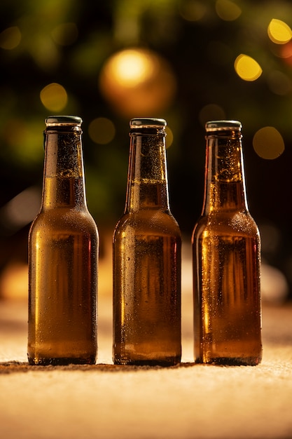 Photo gratuite bouteilles de bière de noël nature morte