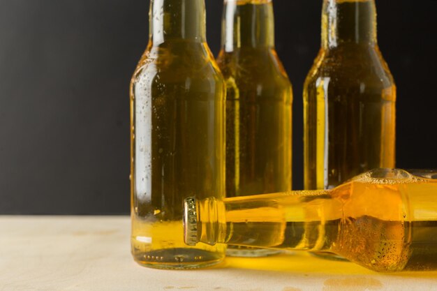 Bouteilles de bière sur une table en bois