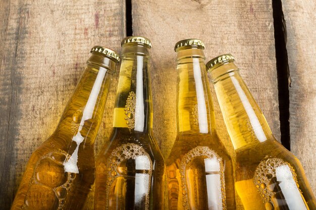 Bouteilles de bière sur une table en bois