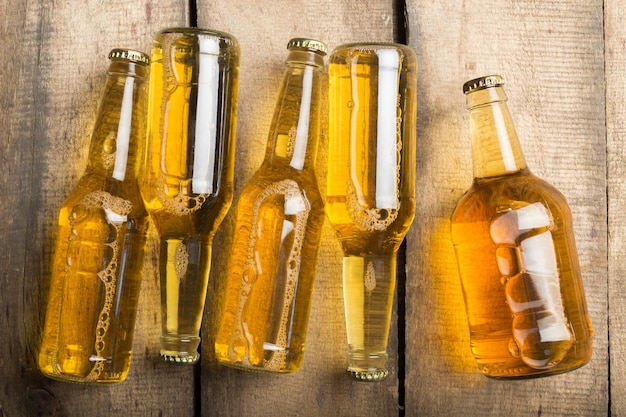 Bouteilles de bière sur une table en bois