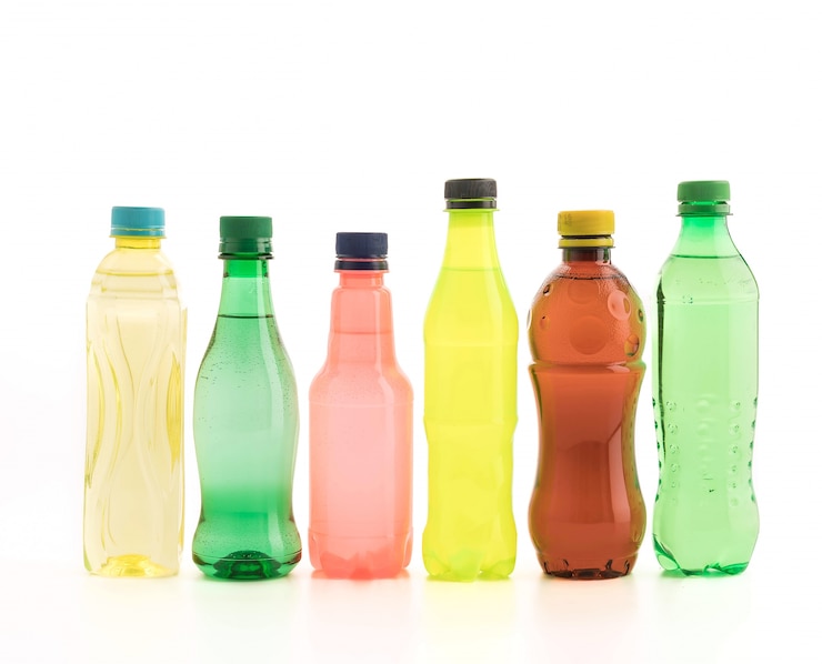 Photo gratuit bouteilles avec boissons gazeuses