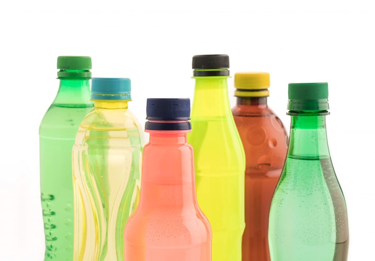 Photo gratuit bouteilles avec boissons gazeuses