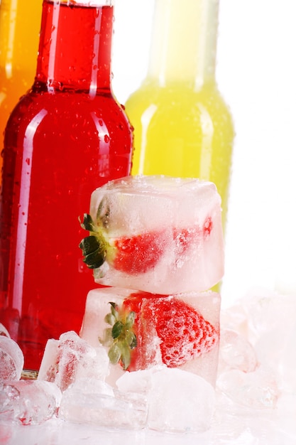 Photo gratuite bouteilles avec cocktail coloré et glace