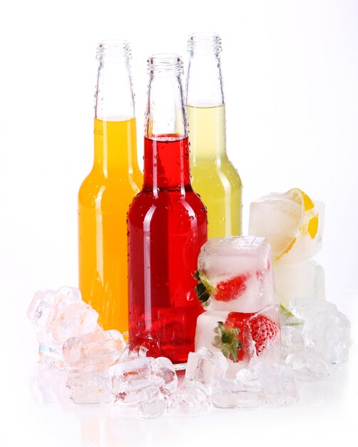 Bouteilles avec cocktail coloré et glace