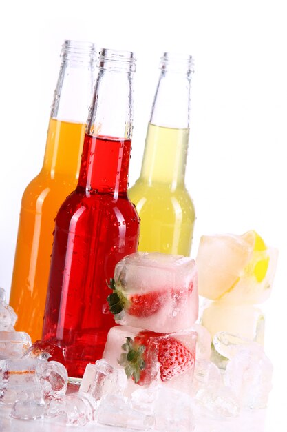 Bouteilles avec cocktail coloré et glace