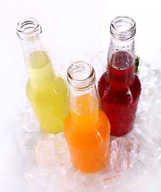 Bouteilles avec cocktail coloré et glace