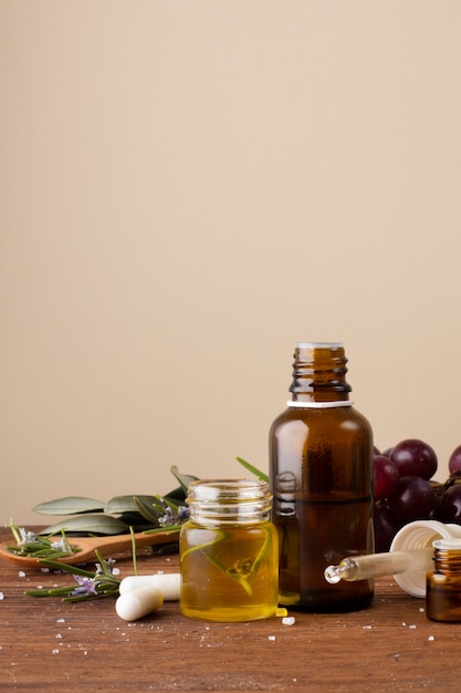 Photo gratuite bouteilles de gros plan avec de l'huile et des pilules sur la table