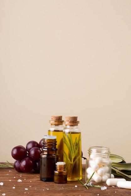 Bouteilles de gros plan avec de l'huile et des pilules sur la table