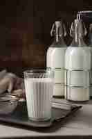 Photo gratuite des bouteilles de lait arrangées en nature morte