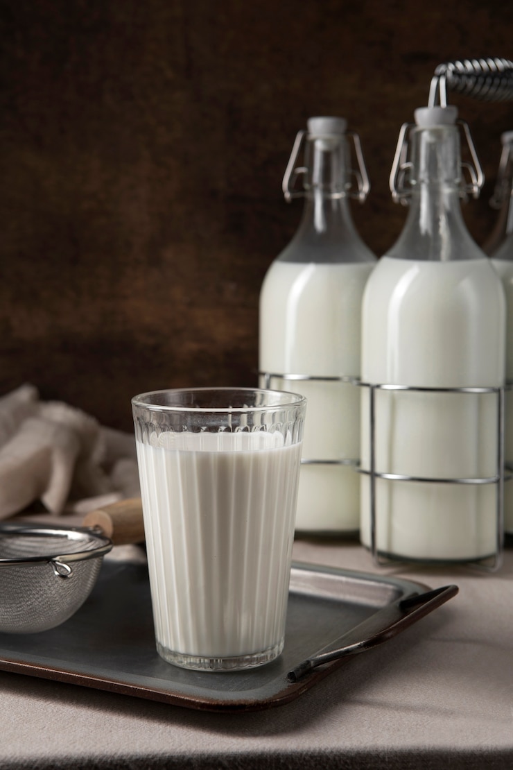 Photo gratuit des bouteilles de lait arrangées en nature morte