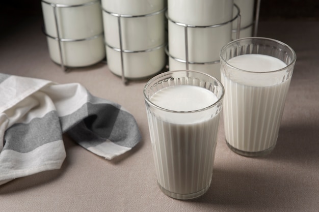 Photo gratuite des bouteilles de lait arrangées en nature morte