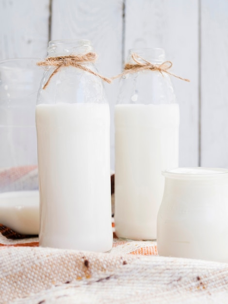 Photo gratuite bouteilles de lait et yaourt