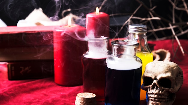 Bouteilles ouvertes avec des potions et des décorations d&#39;Halloween