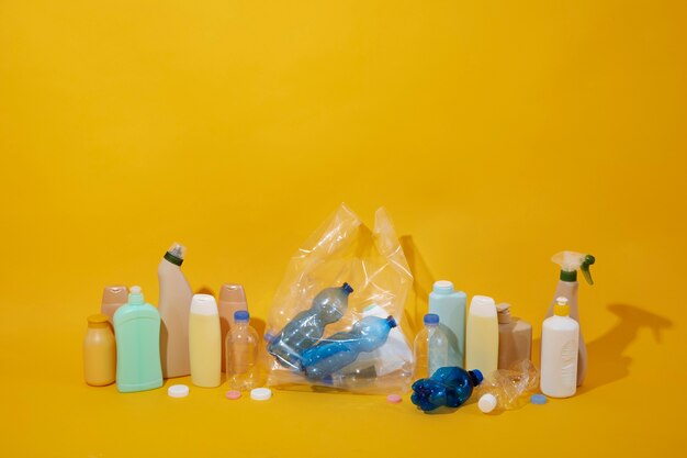 Bouteilles en plastique à angle élevé sur fond jaune