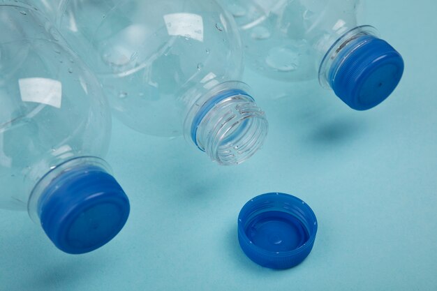 Bouteilles en plastique sur fond bleu grand angle