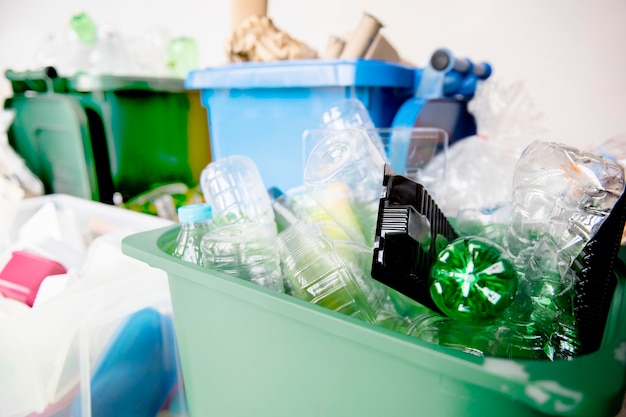Bouteilles en plastique usagées dans les bacs de recyclage pour la campagne du jour de la terre