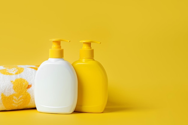 Bouteilles de savon ou de shampoing sur fond jaune. concevez des emballages de bouteilles vierges de maquette.