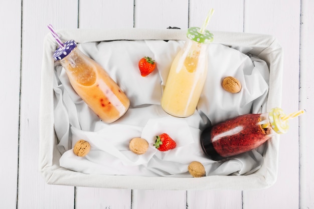 Bouteilles avec smoothie dans le panier