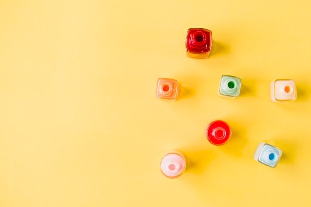 Bouteilles avec vernis à ongles